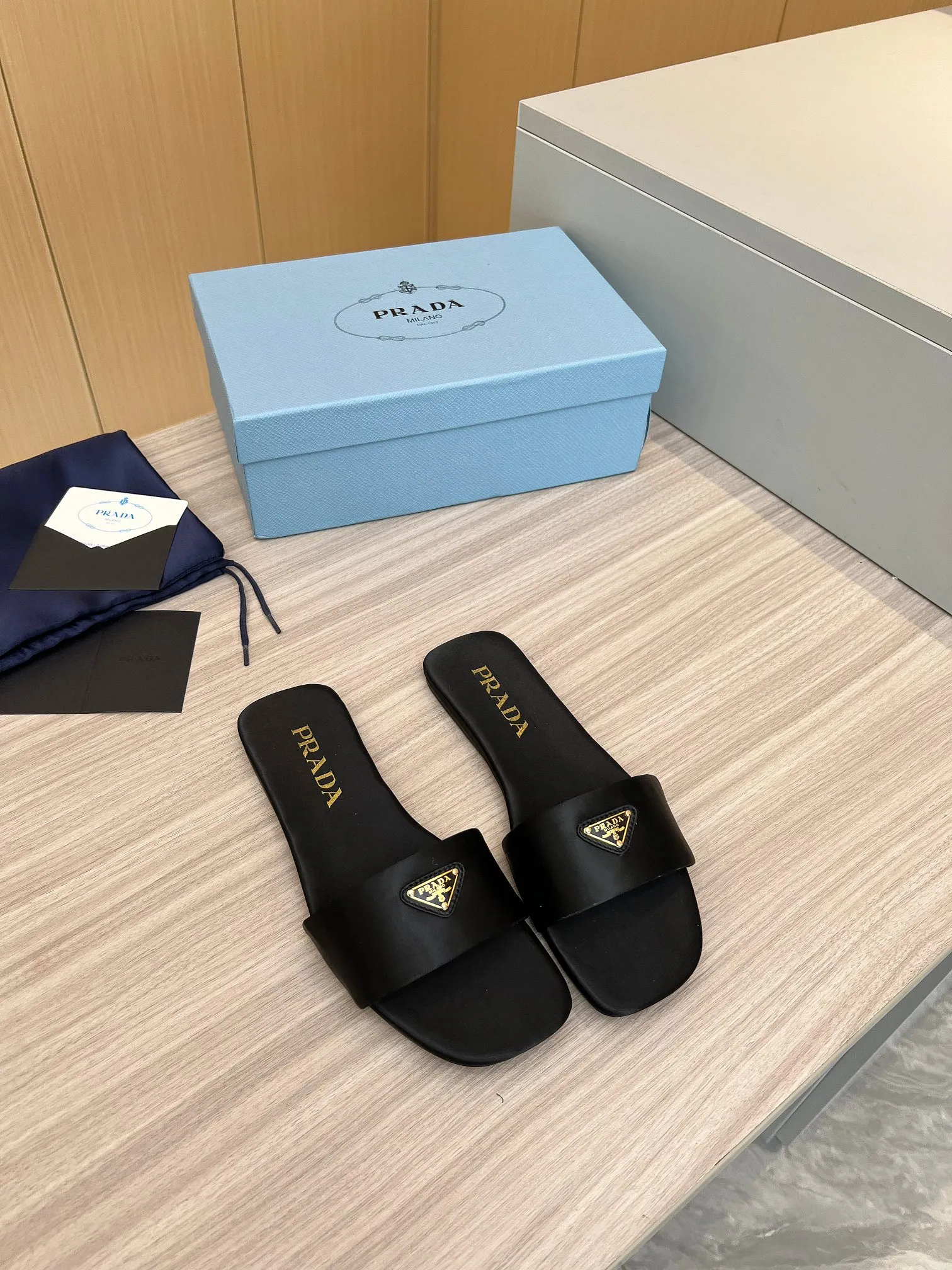 👟👟Ex-factory price 420👟👟 Top version on the market🔥4048SS Prada〰️Triangle logo ✔️Top quality ✔️Elegant, intellectual, retro and cute in one ✔️Upper: original silk surface ➕Original hardware buckle ✔️Inner: lambskin lining ✔️Original Italian leather outsole ✔️12 colors available from stock ✔️Size: 35-42 (41, 42, customized)